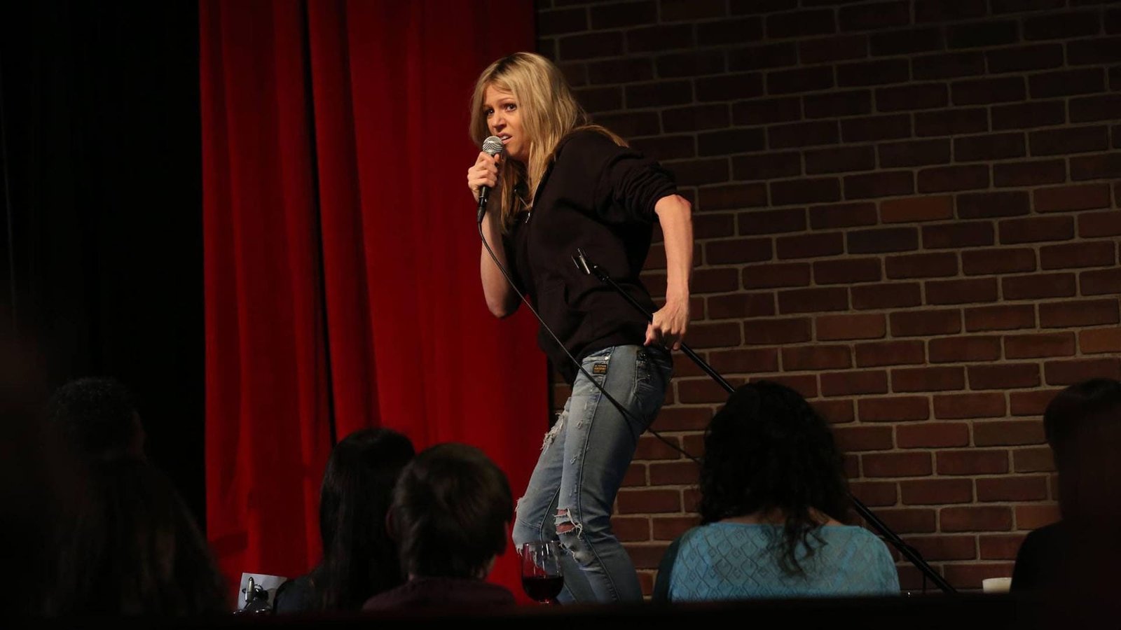 Episode the-gang-broke-dee